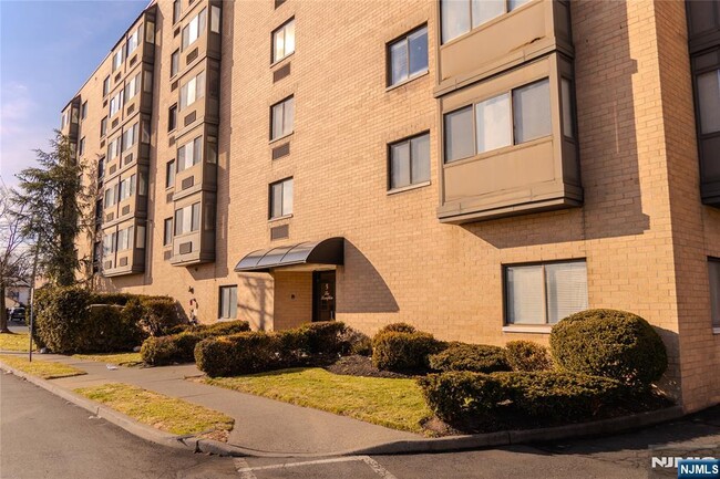 Building Photo - 5 Linden St