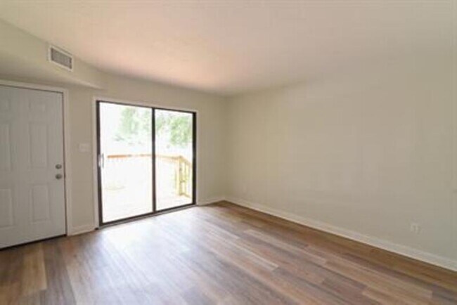 Foto del edificio - 2156 Claremont Ln