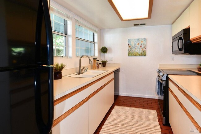 Building Photo - Beautiful Two Bedroom Yountille Condo