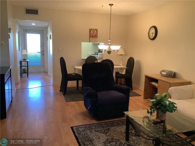 Building Photo - 7867 Golf Cir Dr
