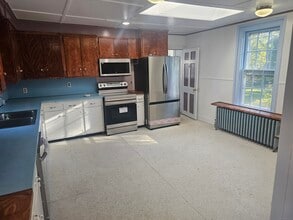 Building Photo - 10 N Lake St