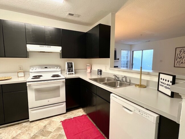 Building Photo - 4907 Hollenden Dr