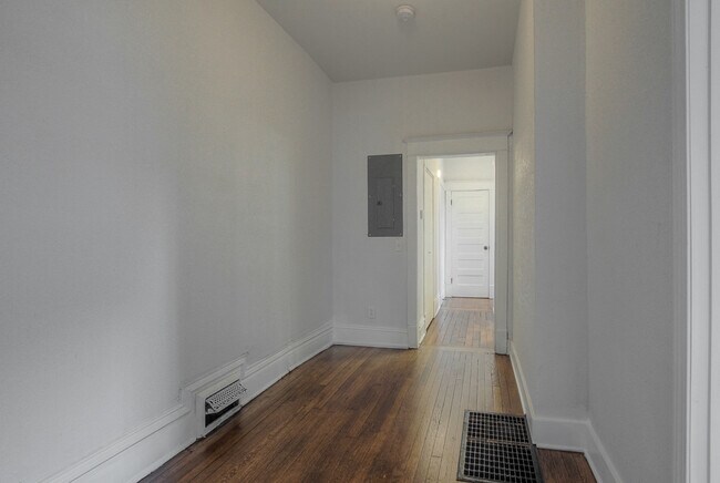 Foto del edificio - 3228 E 11th St