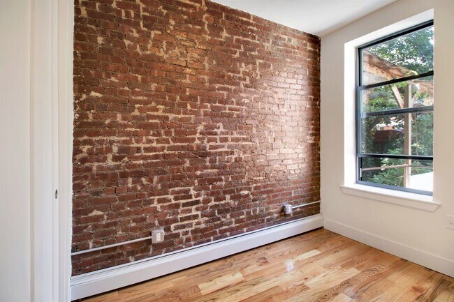 Foto del edificio - 352 Bradford St