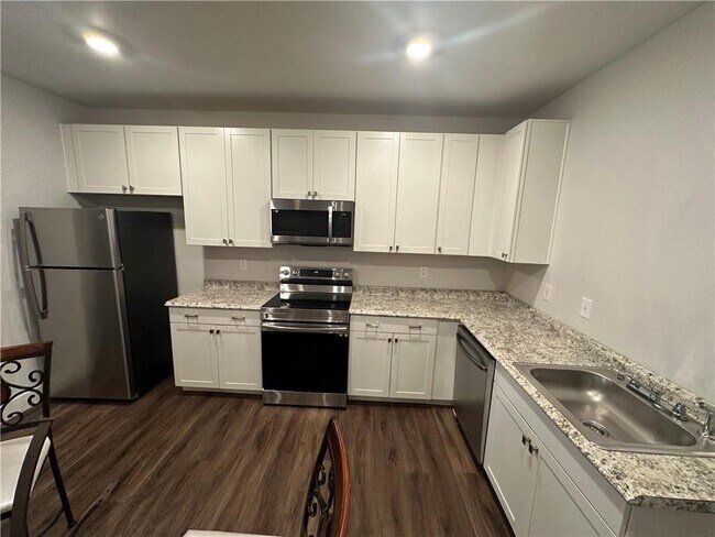 Foto del edificio - 370 Crestbrook Ln