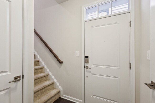 Foto del edificio - Beautiful end-unit condo townhome located ...
