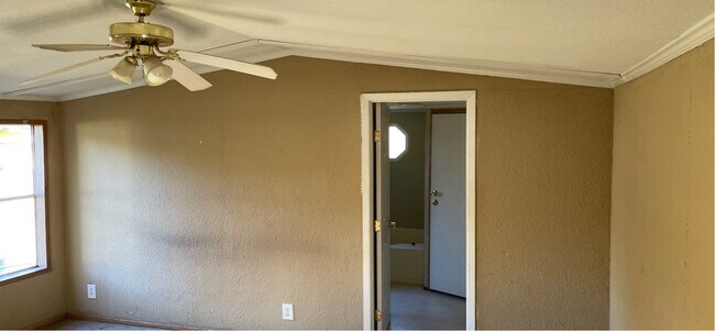 Building Photo - 212 S Pine St