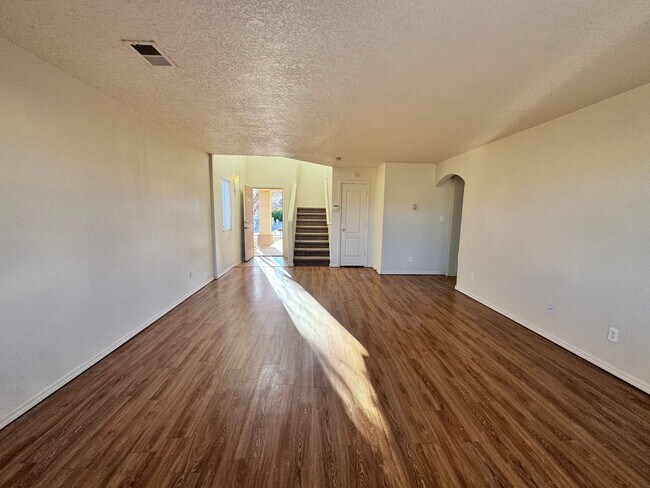 Foto del edificio - MOVE IN SPECIAL! 1/2 off 2nd months rent!  3 bed 2 bath 2300 sq ft home-New Carpet