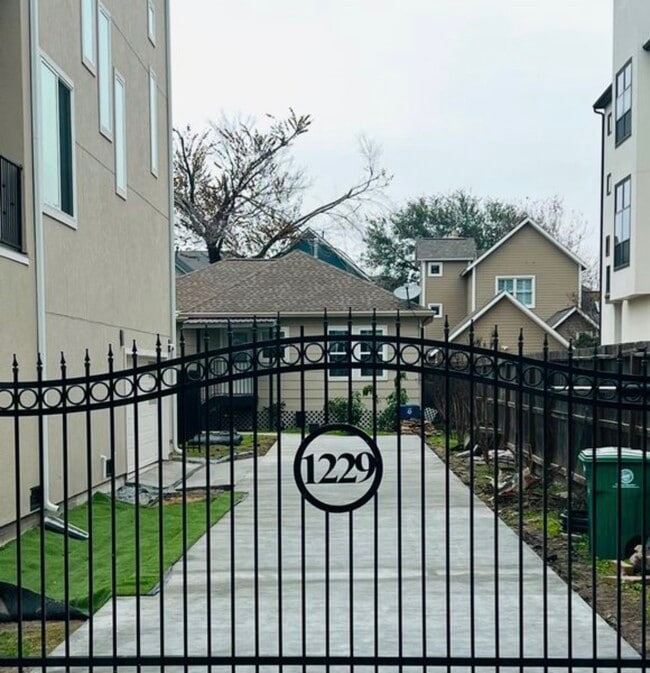 Building Photo - 1229 W 21st St