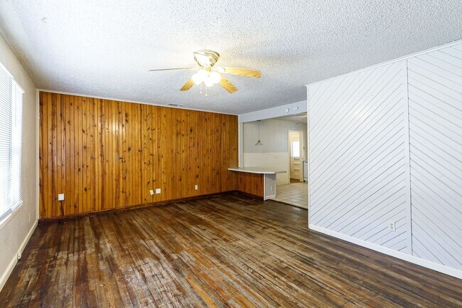 Building Photo - 3 Bedroom Home for under $1000