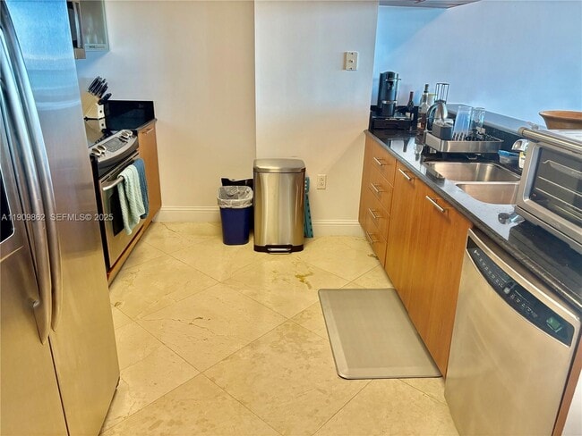 Building Photo - 1800 N Bayshore Dr