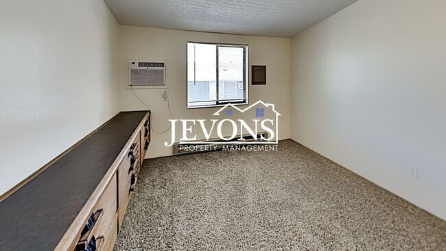 Building Photo - 807 W Chestnut Ave