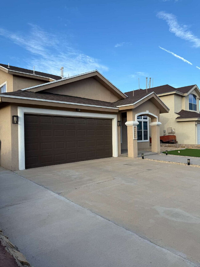 Building Photo - "Charming 3-Bed Oasis with Granite Touches...