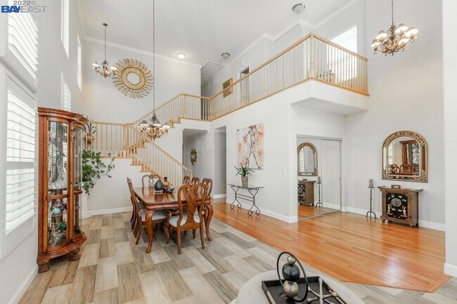 Foto del edificio - Live Exceptionally in This Peaceful Willow Glen Executive Home; 4 bed/ 4.5 bath