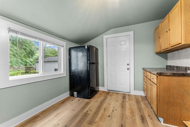 Building Photo - Original Charm with Modern Updates. PETS WELCOME