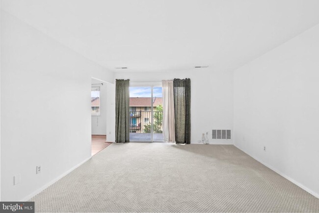 Building Photo - 6284 Rose Hill Dr