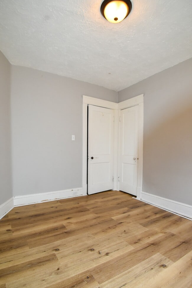 Building Photo - 924 East 150th Street, Unit 3 (UP Right)