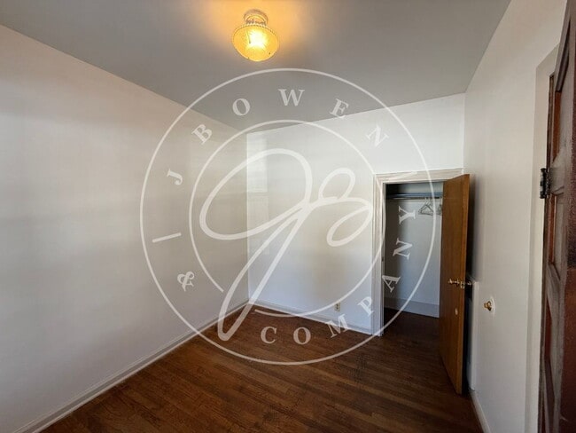 Building Photo - Cozy 2-Bed Home with Gleaming Hardwood Floors in Toledo!