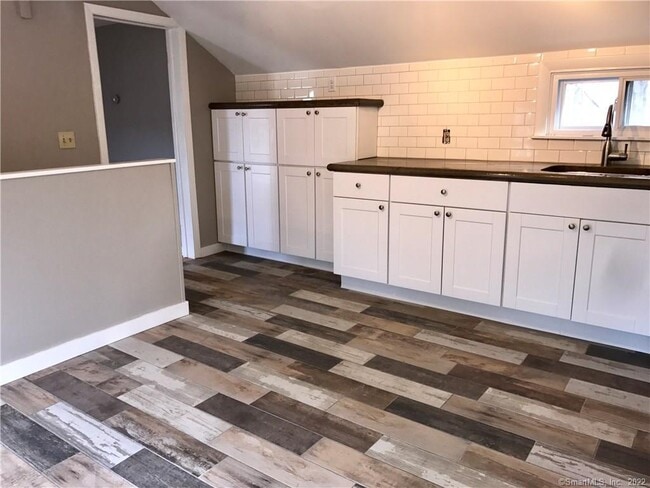 Foto del edificio - 642 Mixville Rd