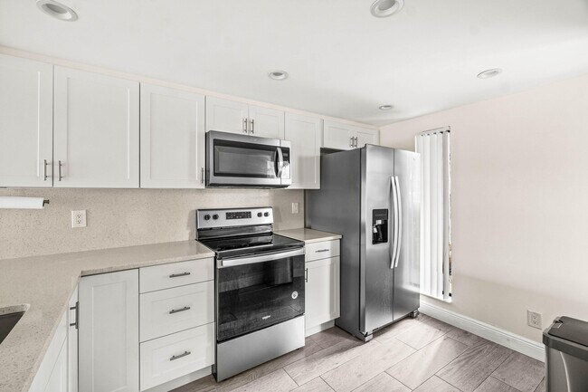 Building Photo - 17 Royal Palm Way