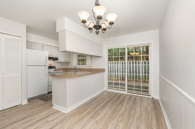 Foto del edificio - Beautifully Maintained 2-Bedroom Townhome in Desirable Cary Location