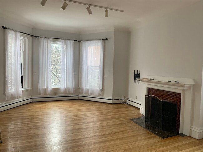 Building Photo - 351 Beacon St