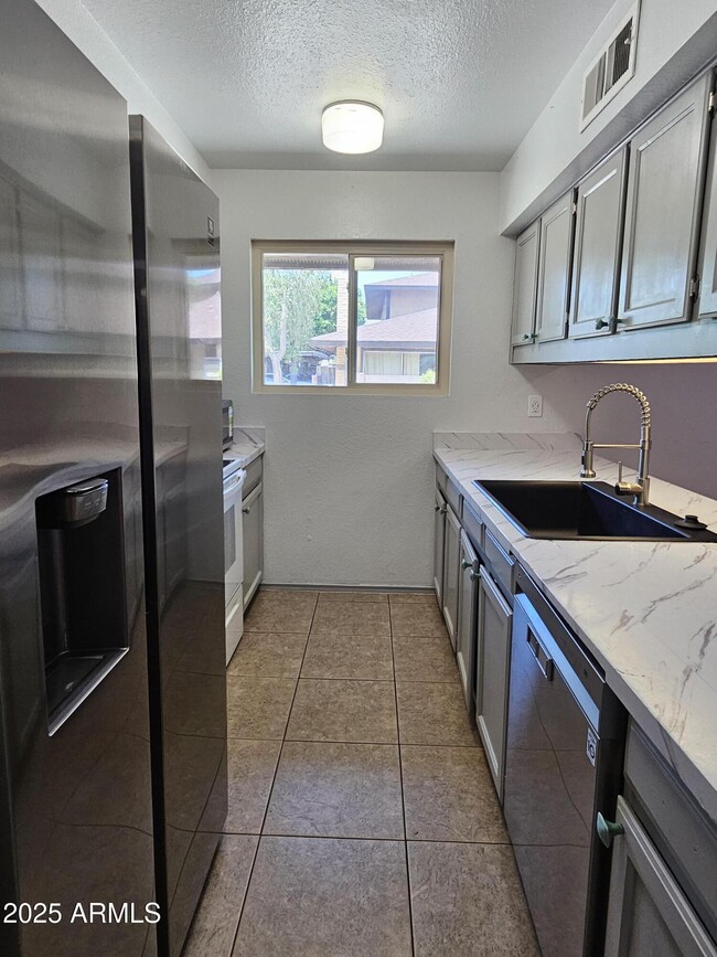 Foto del edificio - 1622 W Village Way