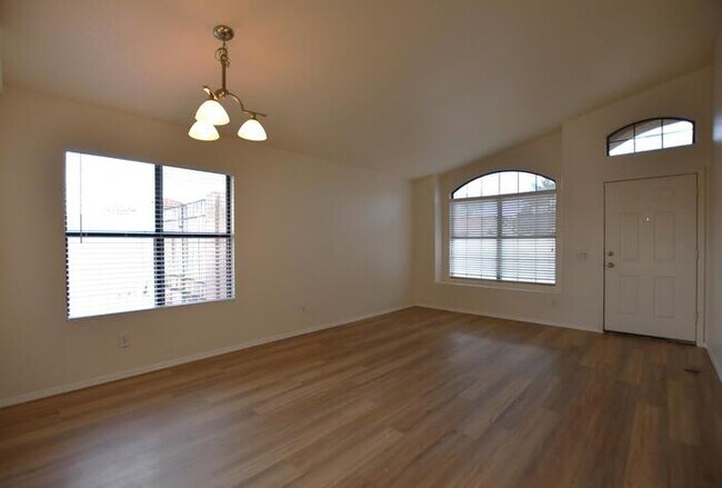 Foto del edificio - 1444 E Redfield Rd