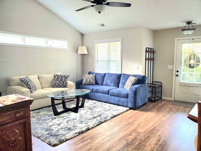 Building Photo - 401 Redwood Trail