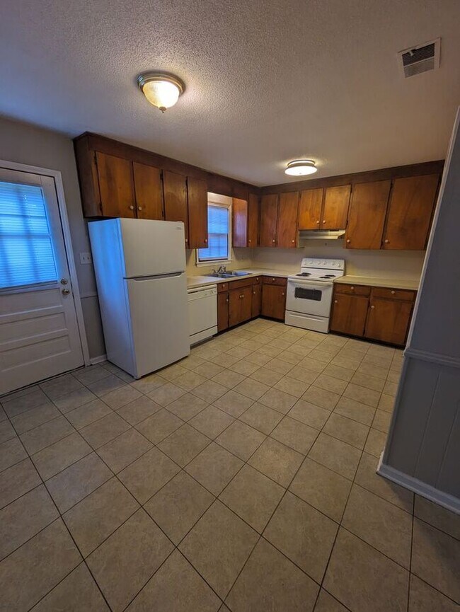 Building Photo - 2BD/1BA Ranch Unit in Duplex