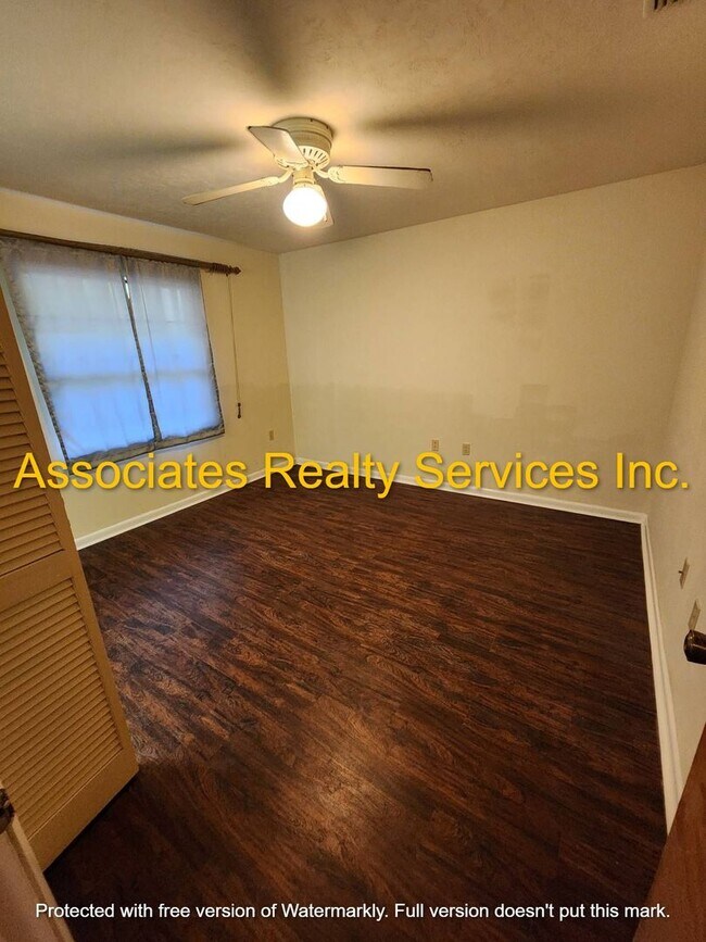 Building Photo - 3 Bedroom 2 Bath close to Sante fe College...