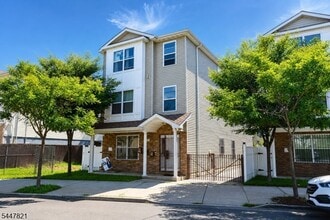 Building Photo - 572 S 11th St