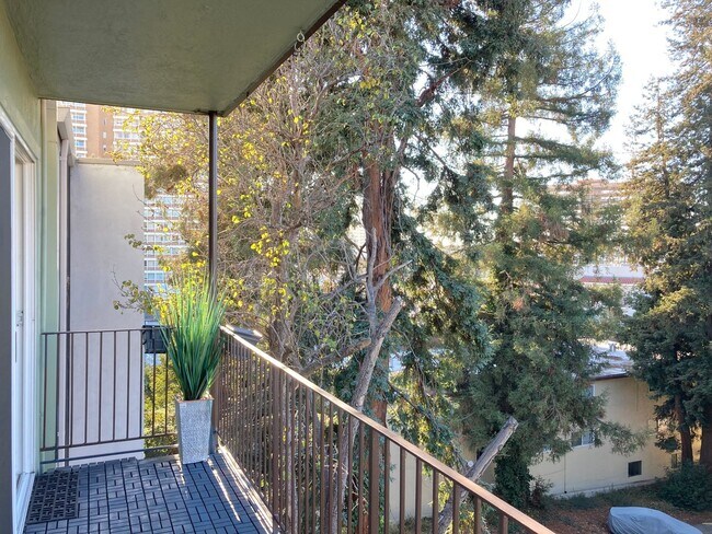 Building Photo - Charming Condo Near Lake Merritt w/ Parkin...