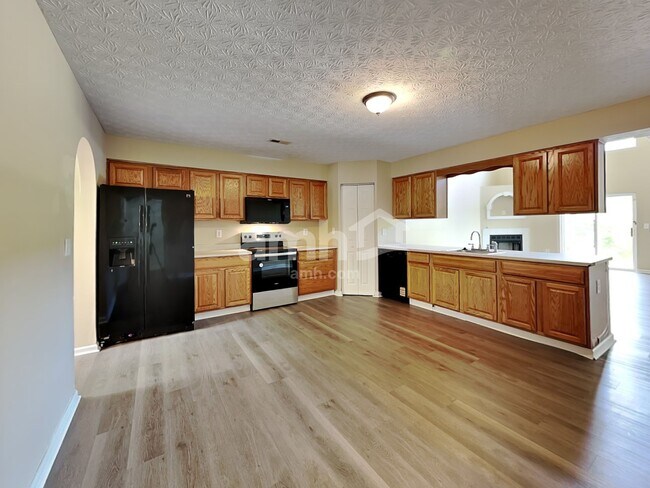 Building Photo - 400 Saul St