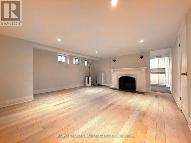 Photo du bâtiment - 807 Duplex Ave