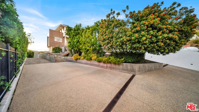 Foto del edificio - 2915 Tuna Canyon Rd