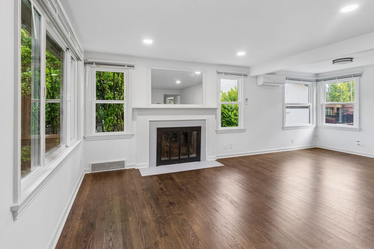 Foto principal - Updated 2BR Wedgwood Home w/ Utility Packa...