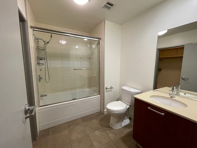 Foto del edificio - 645 W 9th St