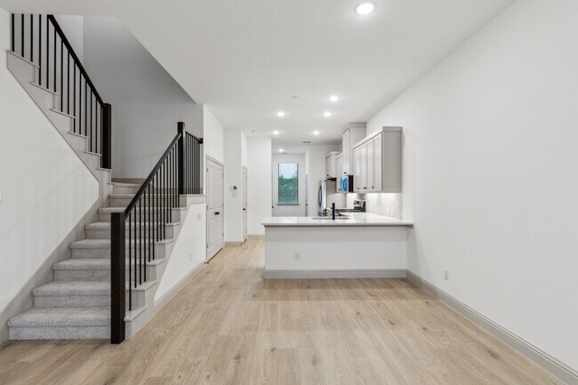 Foto del edificio - 7043 Granbury Ln