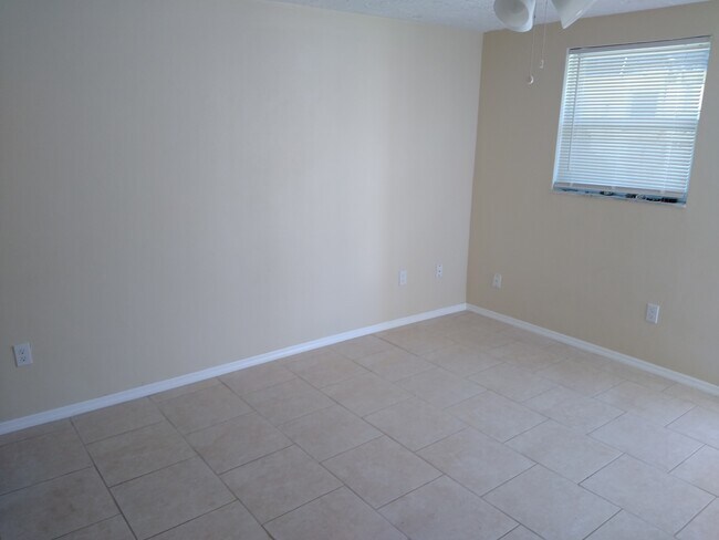 Building Photo - 9820 Hidden Ln
