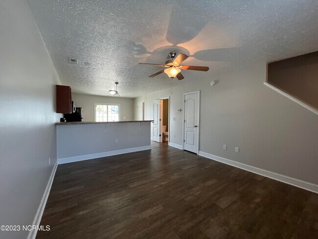 Foto del edificio - 523 Cider Hill Rd