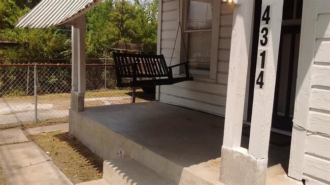 Foto del edificio - 4314 Hirsch Rd