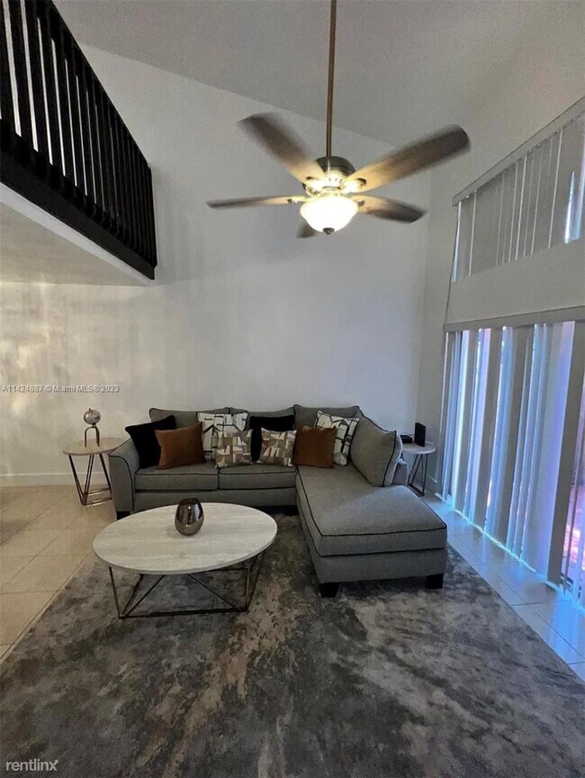 Foto del edificio - 3 br, 2.5 bath House - 605 NW 210th St # 1...