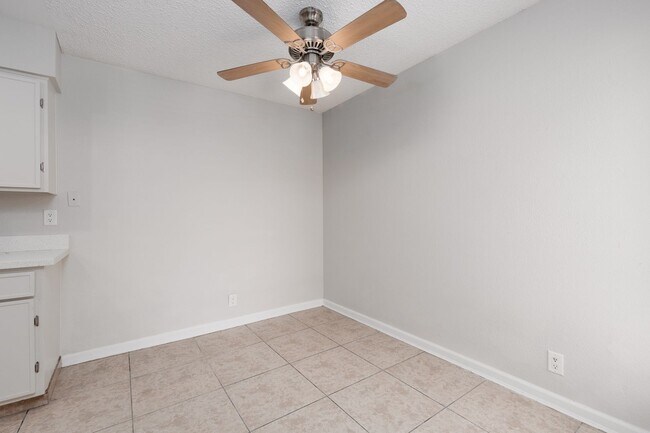 Foto del edificio - Recently renovated 3 br unit on 2nd floor of gated Desert Shores community