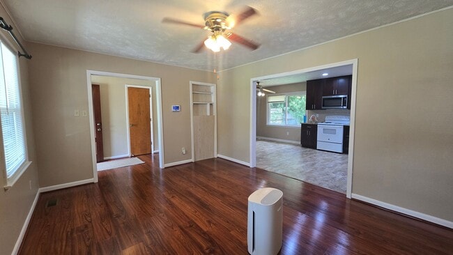 Building Photo - 650 E Raynor Dr