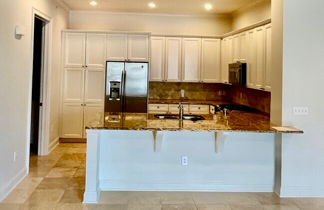 Kitchen - 998 Stanford Ave