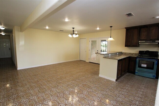 Building Photo - 4605 S Zapata Hwy