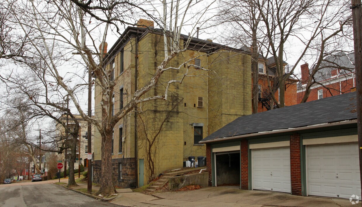 Primary Photo - 400 Whitney Ave