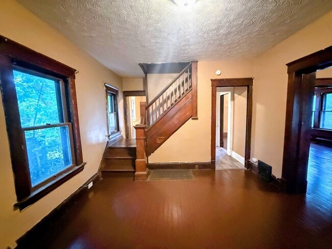 Building Photo - 638 Merton Ave