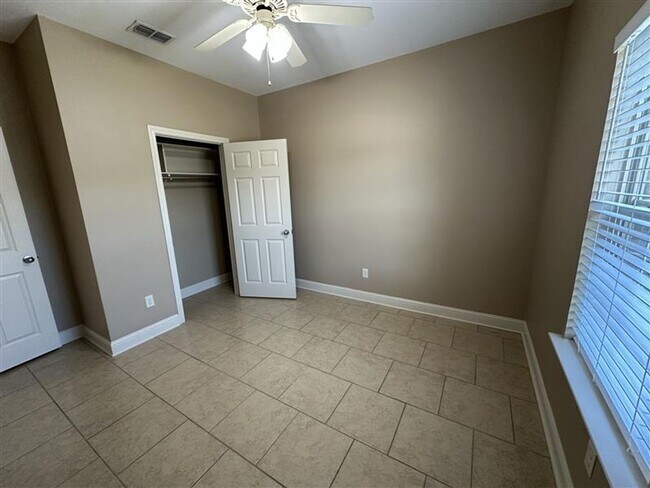 Foto del edificio - 3946 Mobley Cir